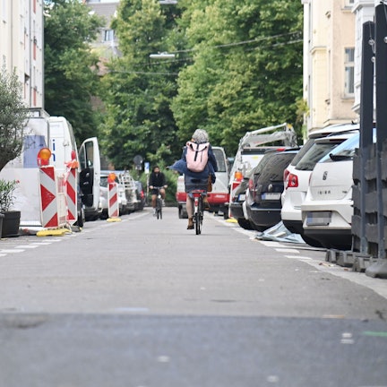 In der Ewaldistraßel im Agnesviertel baut die Stadt Parkplätze zurück.