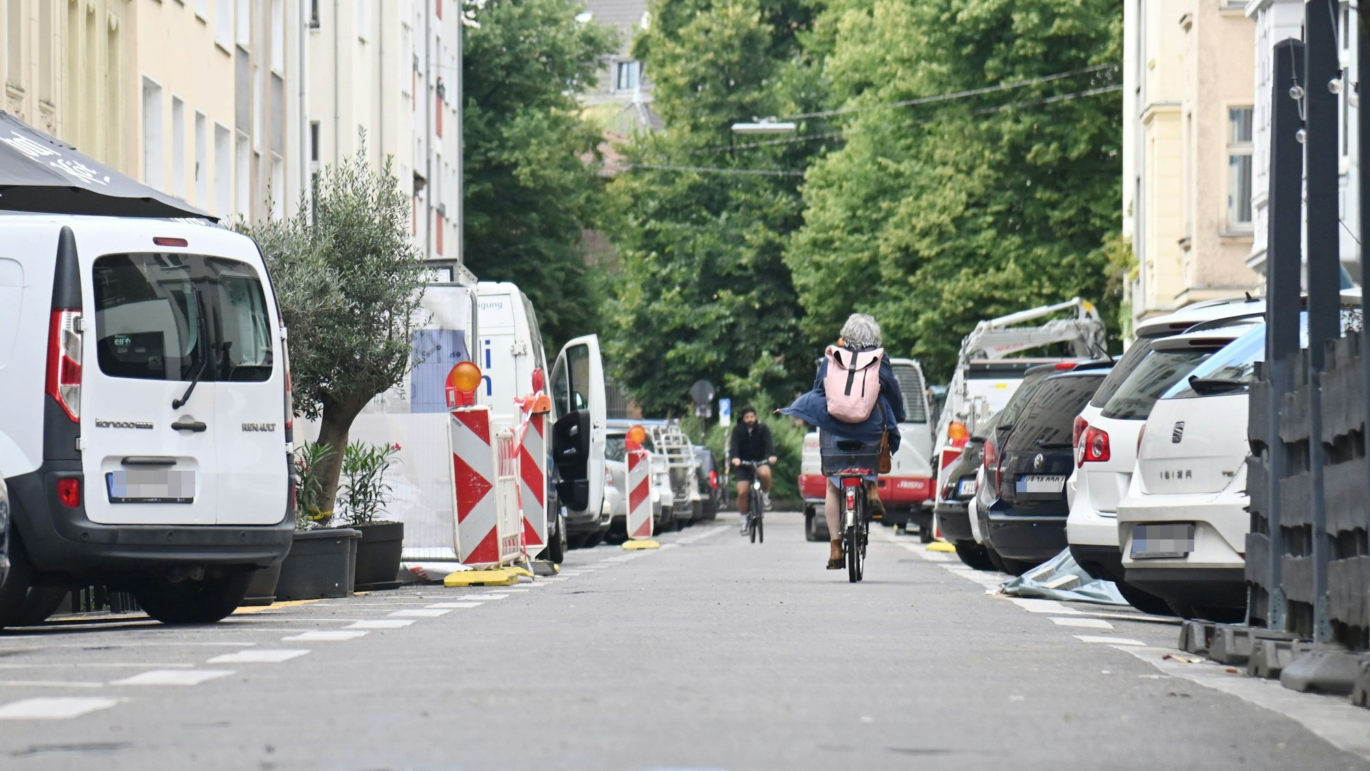 In der Ewaldistraßel im Agnesviertel baut die Stadt Parkplätze zurück.