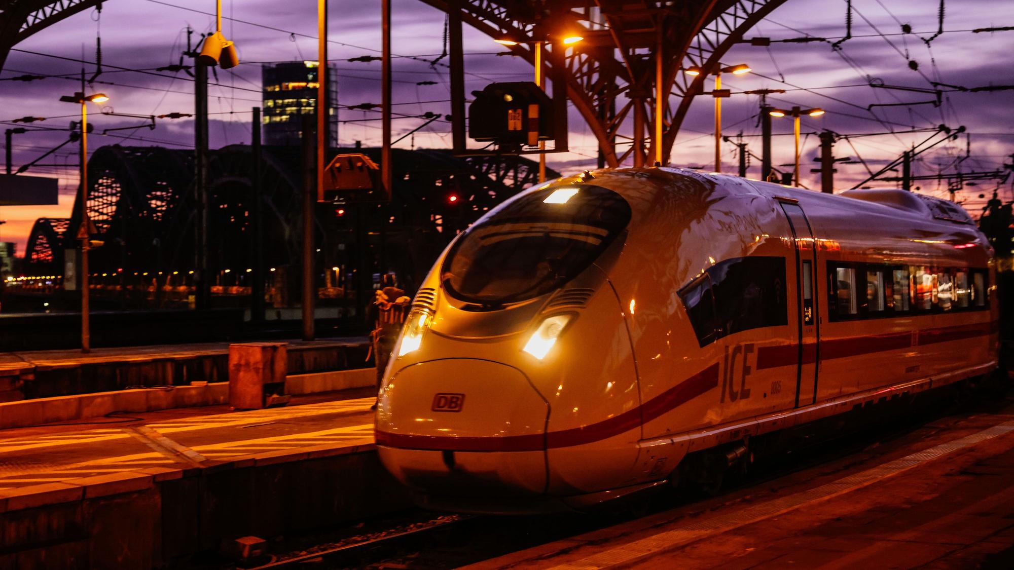 Ein ICE fährt in den Hauptbahnhof ein. Die Lokführergewerkschaft GDL hat ihren mehrtägigen Streik im Personenverkehr der Deutschen Bahn vorzeitig beendet. Ab Betriebsstart will die Bahn nun wieder den normalen Fahrplan anwenden. +++ dpa-Bildfunk +++