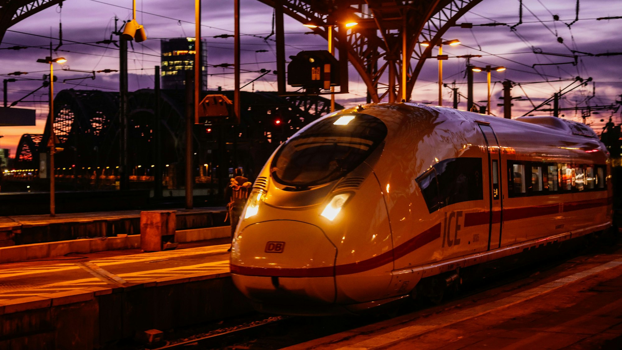 Ein ICE fährt in den Hauptbahnhof ein. Die Lokführergewerkschaft GDL hat ihren mehrtägigen Streik im Personenverkehr der Deutschen Bahn vorzeitig beendet. Ab Betriebsstart will die Bahn nun wieder den normalen Fahrplan anwenden. +++ dpa-Bildfunk +++