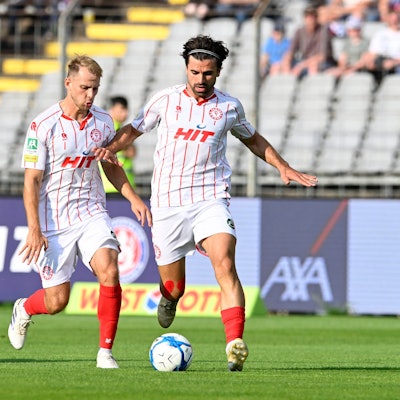 GER, Regionalliga West, Wuppertaler SV - Fort. Köln / 25.7.2025, Wuppertal , Stadion am Zoo, GER, Regionalliga West, Wuppertaler SV - Fort. Köln DFB- Regionalliga West regulations prohibit any use of photographs as image sequences and/or quasi-video im Bild David Haider Al-Azzawe Fort. Köln 15 am Ball dahinter Georg Strauch Fort. Köln 11 . *** GER, Regionalliga West, Wuppertaler SV Fort Köln 25 7 2025, Wuppertal , Stadion am Zoo, GER, Regionalliga West, Wuppertaler SV Fort Köln DFB Regionalliga West regulations prohibit any use of photographs as image sequences and or quasi video in the picture David Haider Al Azzawe Fort Köln 15 on the ball behind Georg Strauch Fort Köln 11 NordphotoxGmbHx/xFreund nph00018
