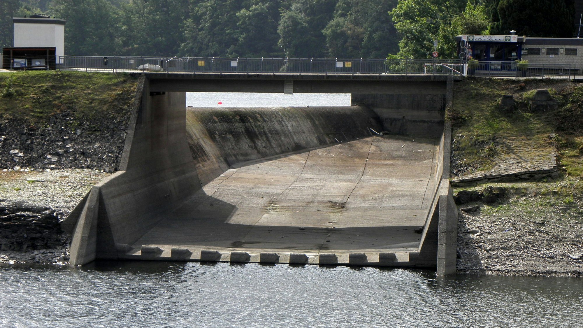 Im Betonbauwerk des Überlaufs am Paulushofdamm in Rurberg strömt kein Wasser.