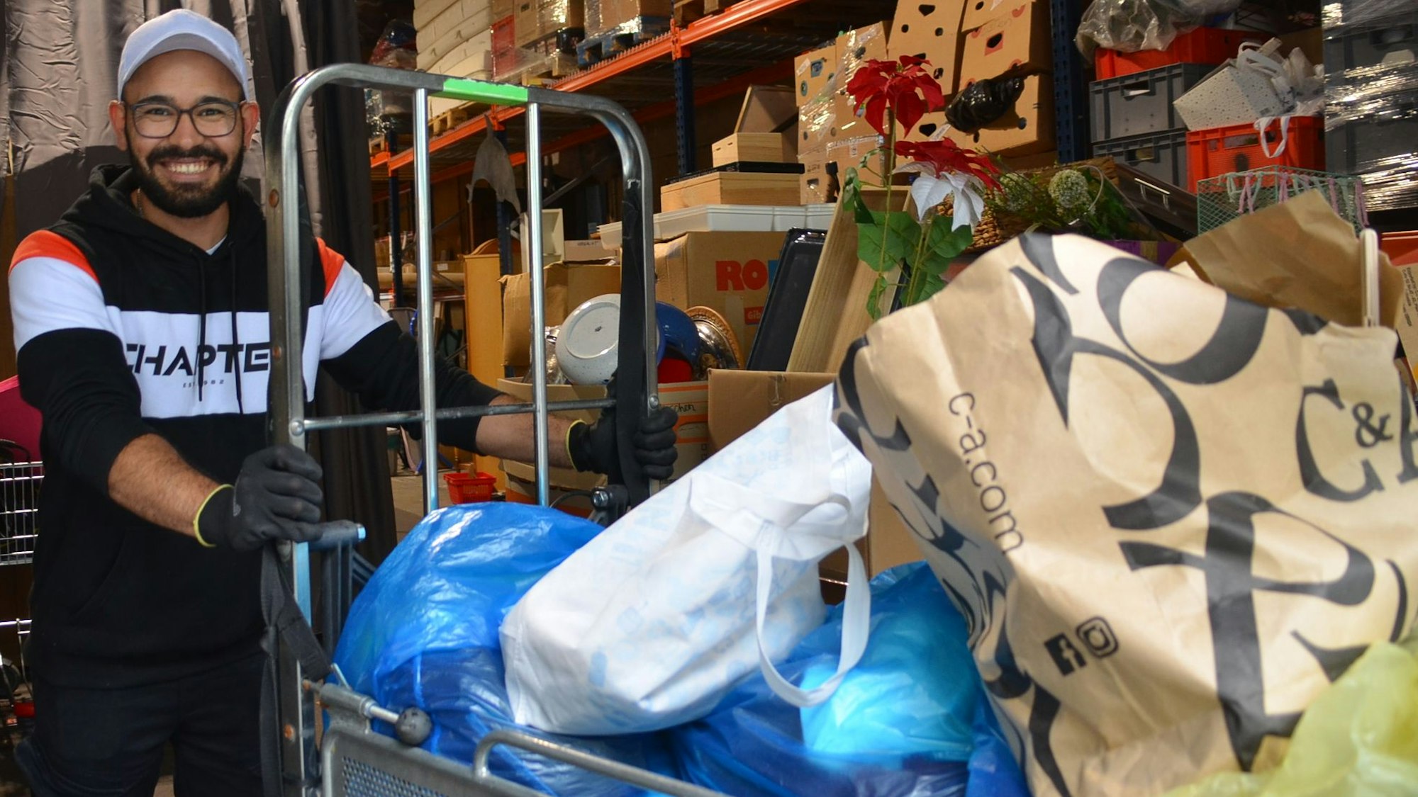 Neue Ware ist angekommen: Gut gelaunt nimmt Hamid Jafari im Waldbröler „Kaufhaus für Alle“ Spende um Spende entgegen.