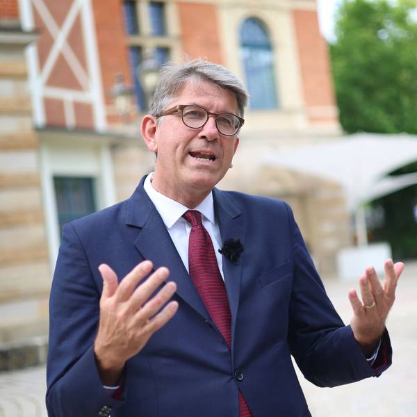 Das Bild zeigt Wolfram Weimer, Staatsminister für Kultur und Medien, der vor dem Bayreuther Festspielhaus steht. Foto: Karl-Josef Hildenbrand/dpa