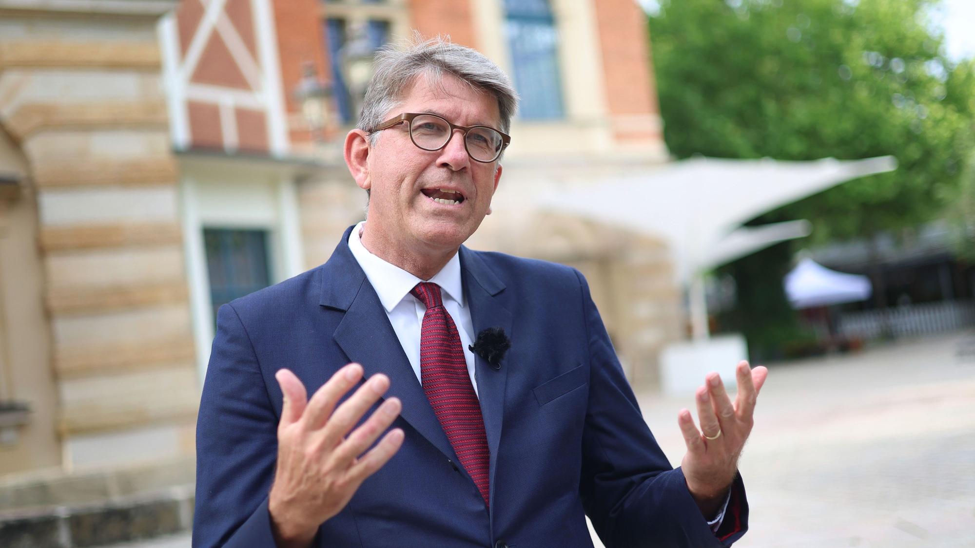 Wolfram Weimer, Staatsminister für Kultur und Medien, steht vor dem Bayreuther Festspielhaus bei einem Interview.