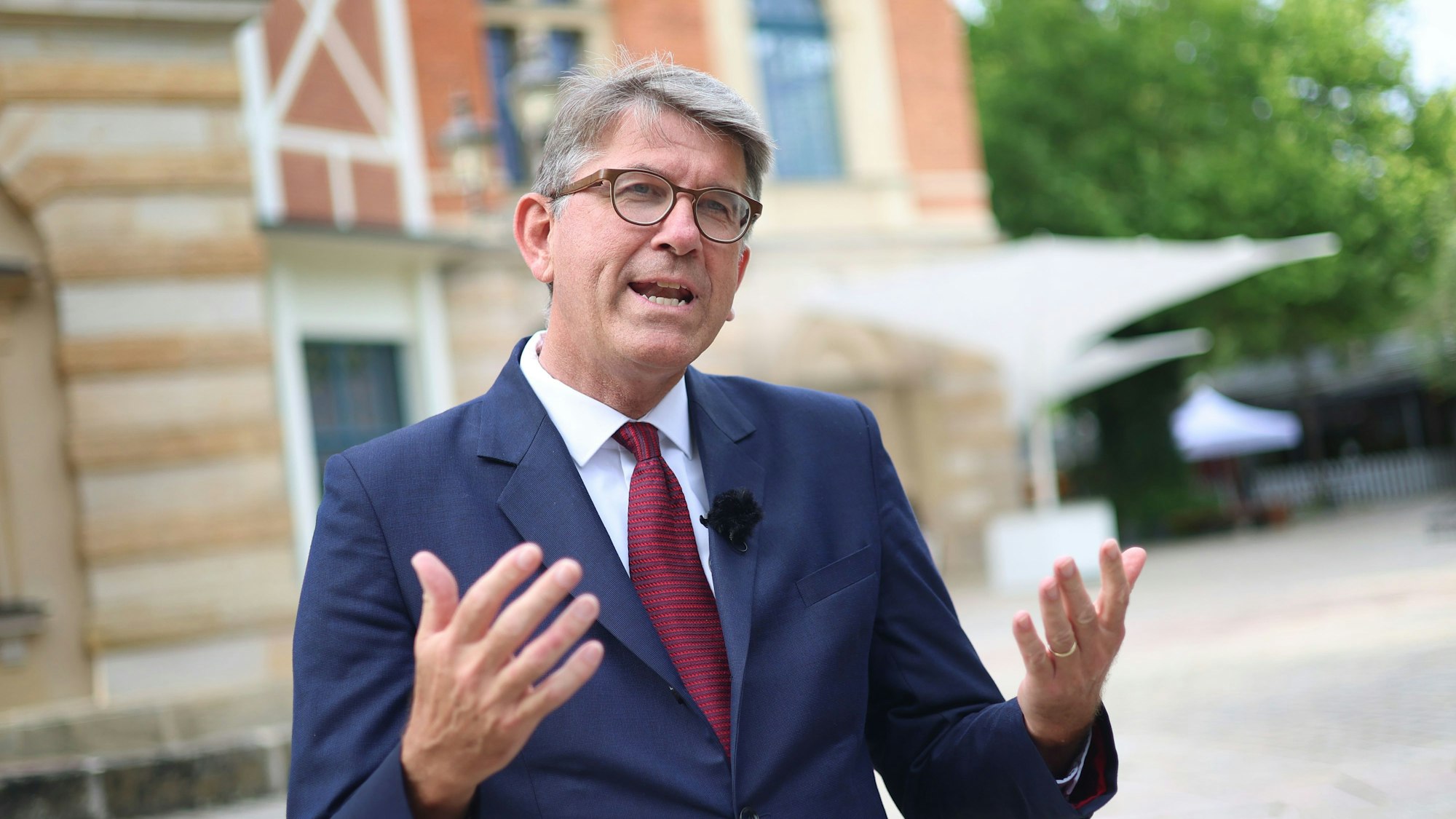 Wolfram Weimer, Staatsminister für Kultur und Medien, steht vor dem Bayreuther Festspielhaus bei einem Interview.