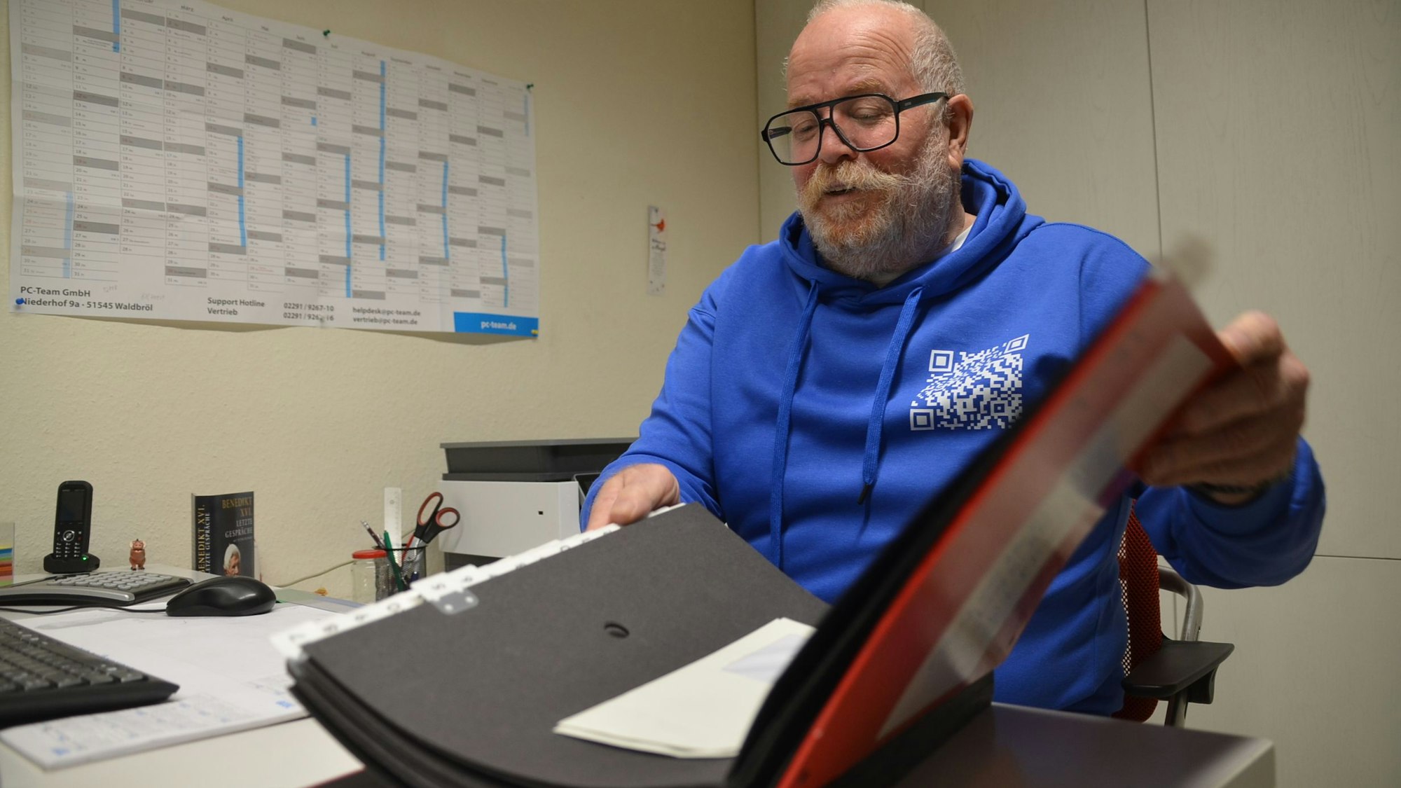 „Solange ich das Kaufhaus morgens pfeifend aufschließe und es ebenso pfeifend am Abend zusperre, mache ich diesen Job“, sagt der Waldbröler Frank-Peter Twilling, der gerade seinen 70. Geburtstag gefeiert hat.