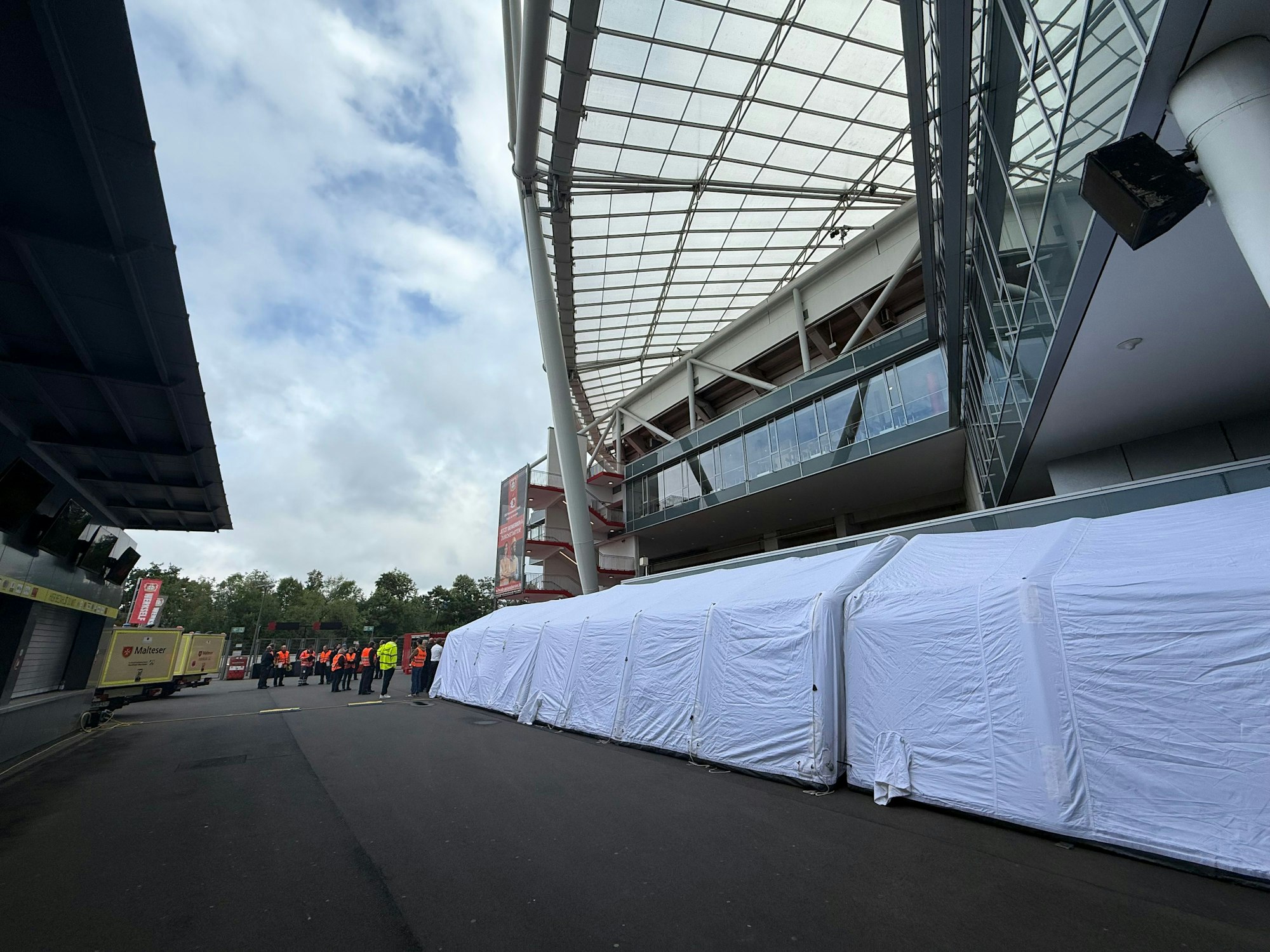 Große Zelte vor der Bay-Arena