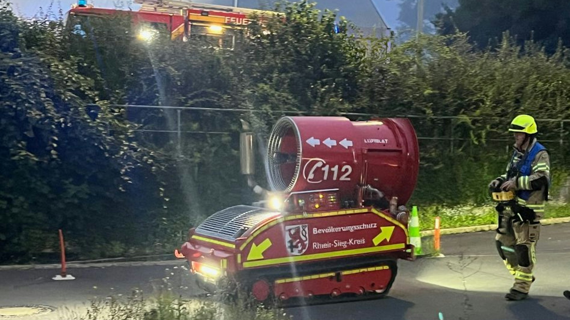 Großeinsatz für die Feuerwehr am frühen Sonntagmorgen (3. August): Bei einem Brand auf dem Gelände der RSAG in Troisdorf brannten ein Restmüll- und ein Papierbunker, das Lösch-Unterstützungs-Fahrzeug des Rhein-Sieg-Kreises kam zum Einsatz.