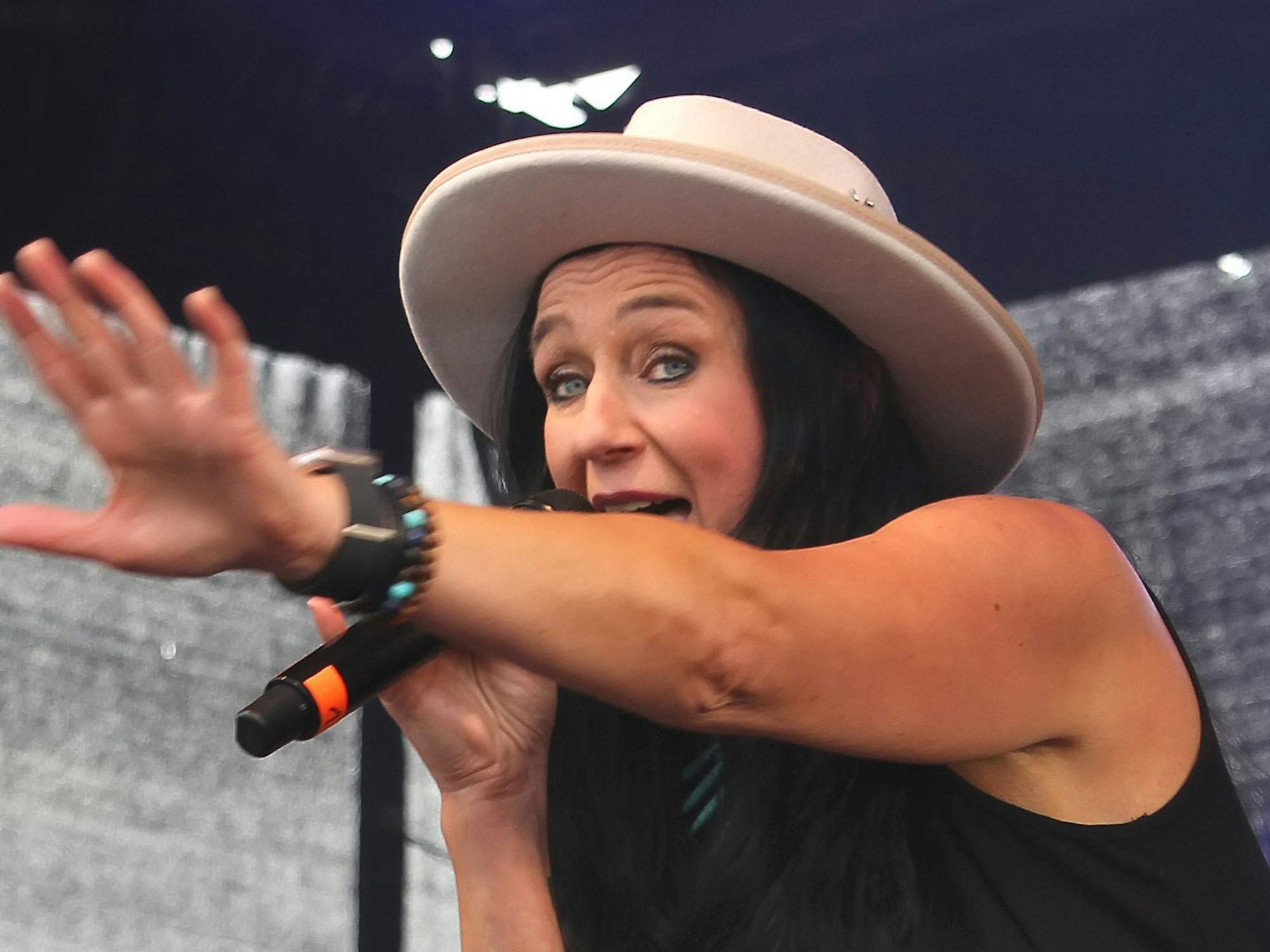 Eine Frau singt und gestikuliert.