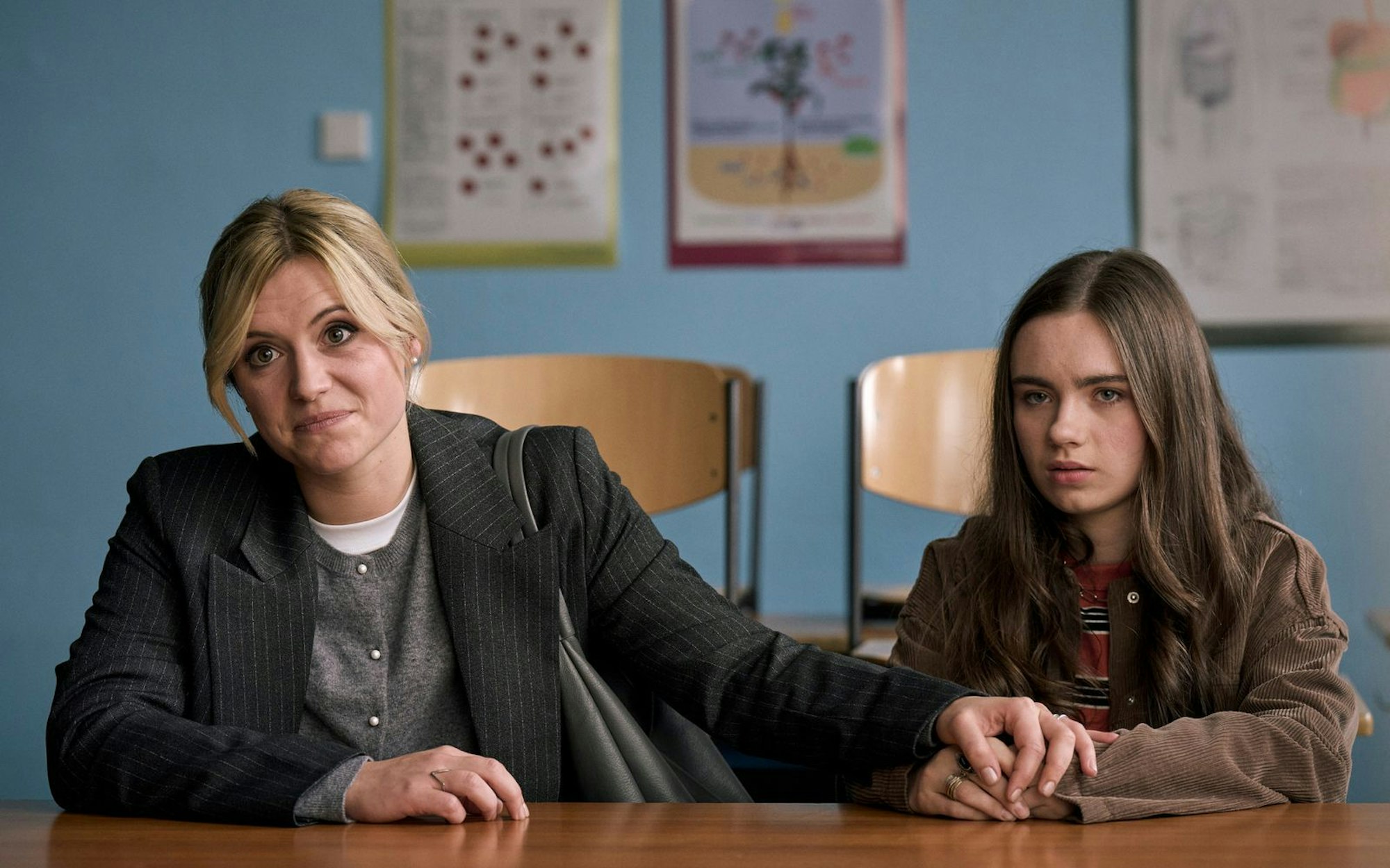 In ihrem ersten Fernsehfilm „Die Kinderschwindlerin“ spielt Laura Storz (links) eine Frau, die keine Kinder möchte. (Bild: ZDF/Frank Dicks)