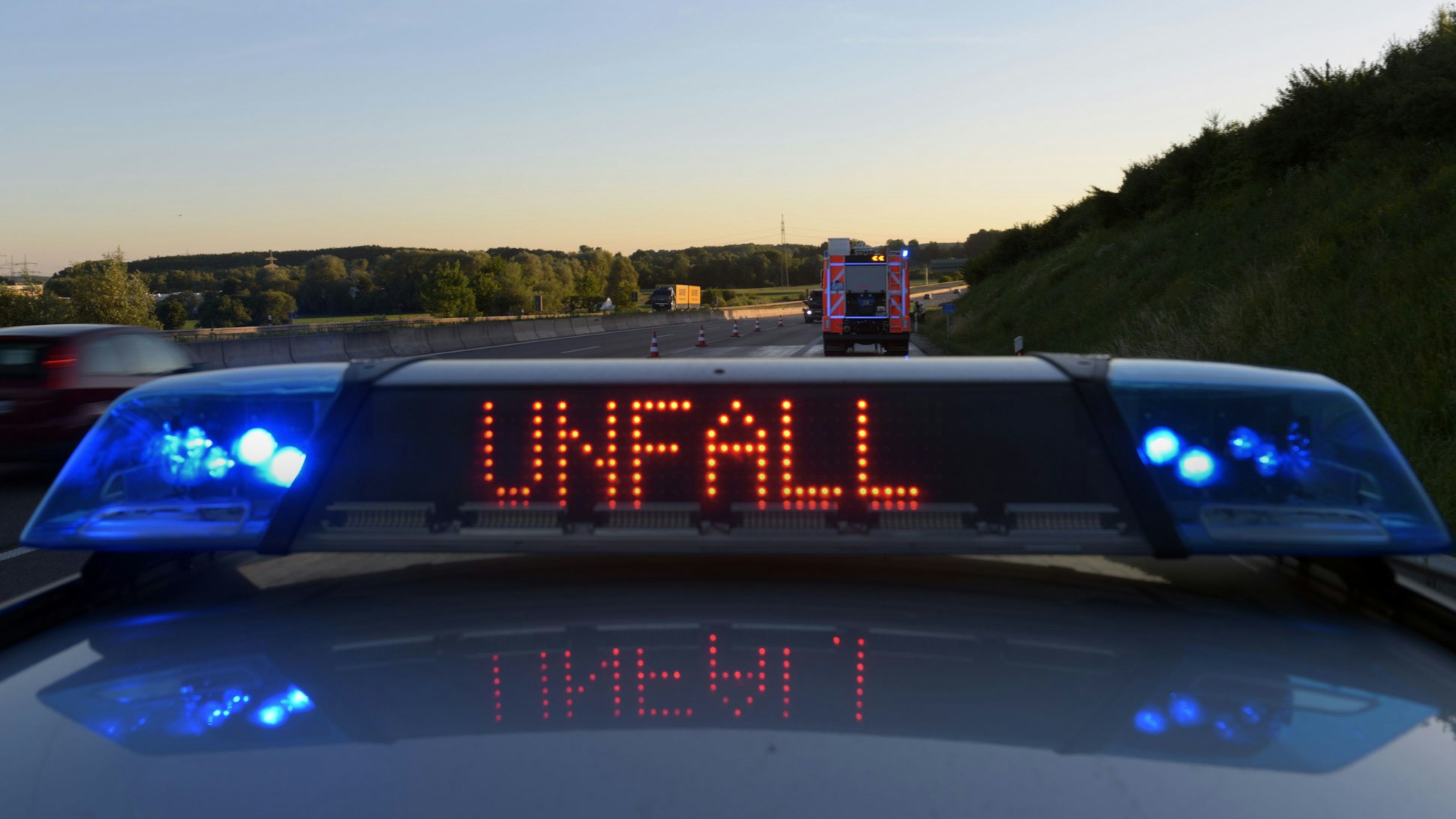 Ein Polizeifahrzeug warnt auf der Autobahn (Symbolbild)