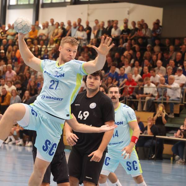 VfL-Handballer Kristjan Horzen bei einem Sprungwurf auf das Tor i Testspiel gegen den Bergischen HC.