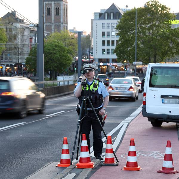 Kontrolle auf der Deutzer Brücke: Anders als beim sogenannten Blitzermarathon im Frühjahr – mit dem Höhepunkt eines bestimmten Blitzer-Tages – ist bei dieser Verkehrs-Aktion auch die Kölner Polizei dabei.