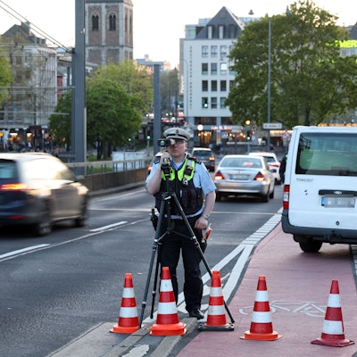 Kontrolle auf der Deutzer Brücke: Anders als beim sogenannten Blitzermarathon im Frühjahr – mit dem Höhepunkt eines bestimmten Blitzer-Tages – ist bei dieser Verkehrs-Aktion auch die Kölner Polizei dabei.