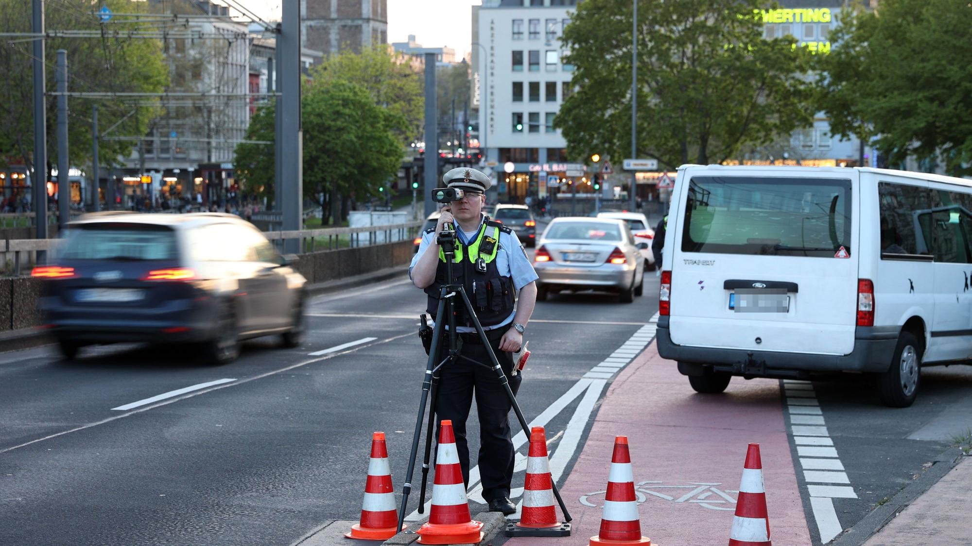 Kontrolle auf der Deutzer Brücke: Anders als beim sogenannten Blitzermarathon im Frühjahr – mit dem Höhepunkt eines bestimmten Blitzer-Tages – ist bei dieser Verkehrs-Aktion auch die Kölner Polizei dabei.