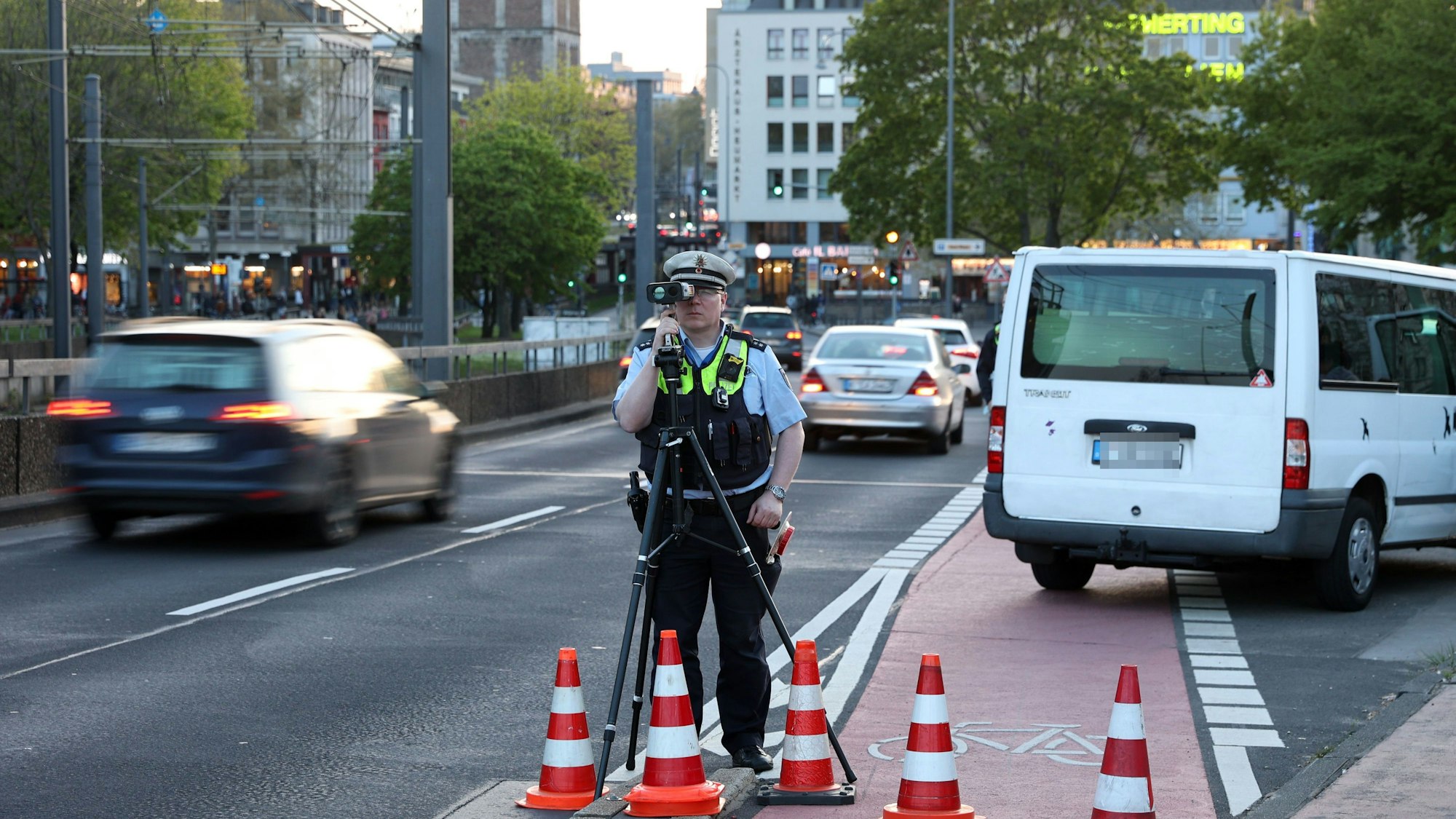 Kontrolle auf der Deutzer Brücke: Anders als beim sogenannten Blitzermarathon im Frühjahr – mit dem Höhepunkt eines bestimmten Blitzer-Tages – ist bei dieser Verkehrs-Aktion auch die Kölner Polizei dabei.