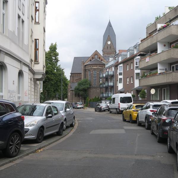 Das ungeordnete Abstellen von Fahrzeugen ist in der Feltenstraße bislang üblich.