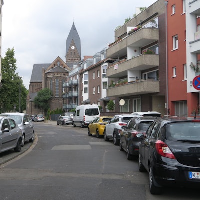 Das ungeordnete Abstellen von Fahrzeugen ist in der Feltenstraße bislang üblich.