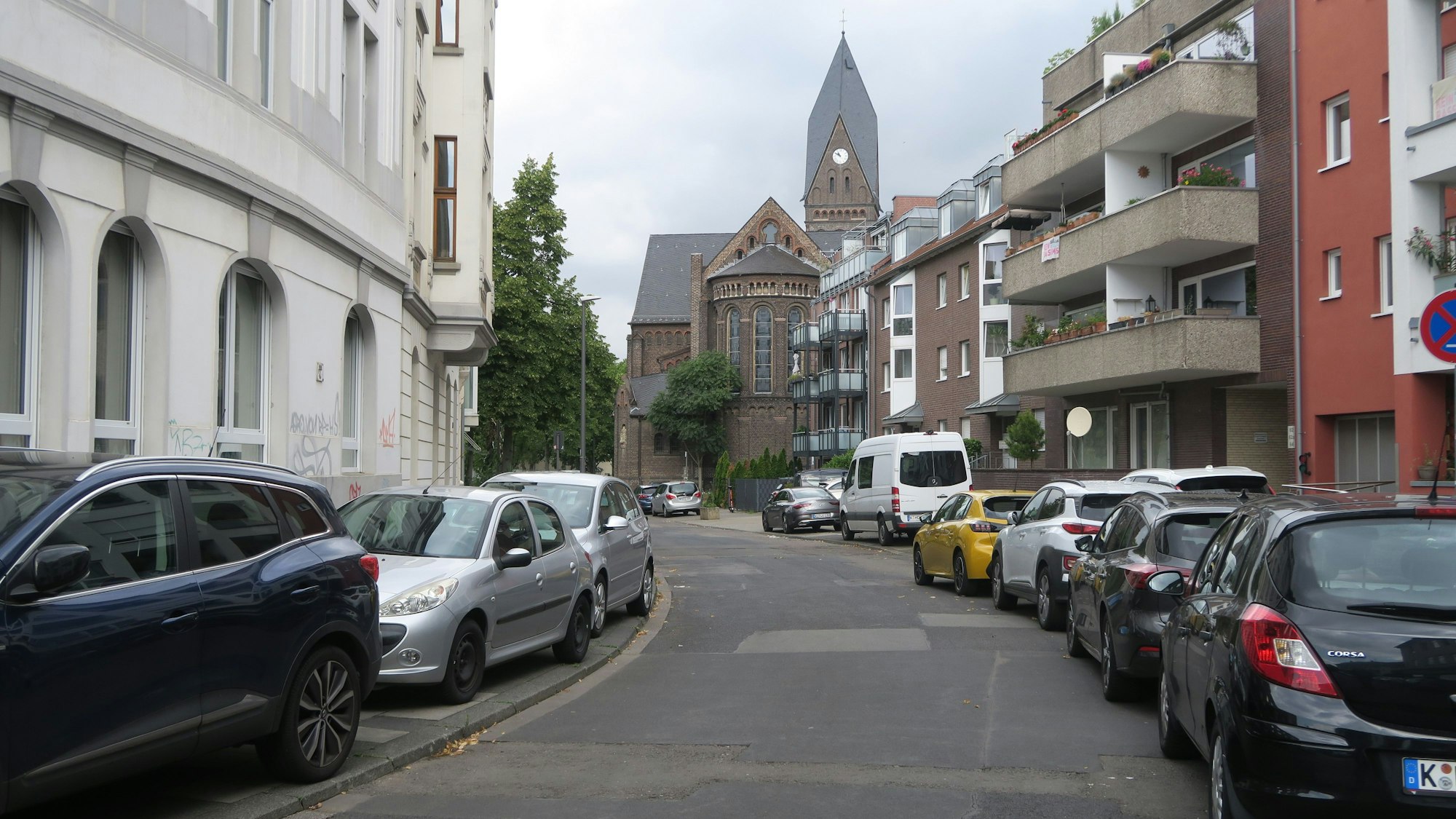 Das ungeordnete Abstellen von Fahrzeugen ist in der Feltenstraße bislang üblich.