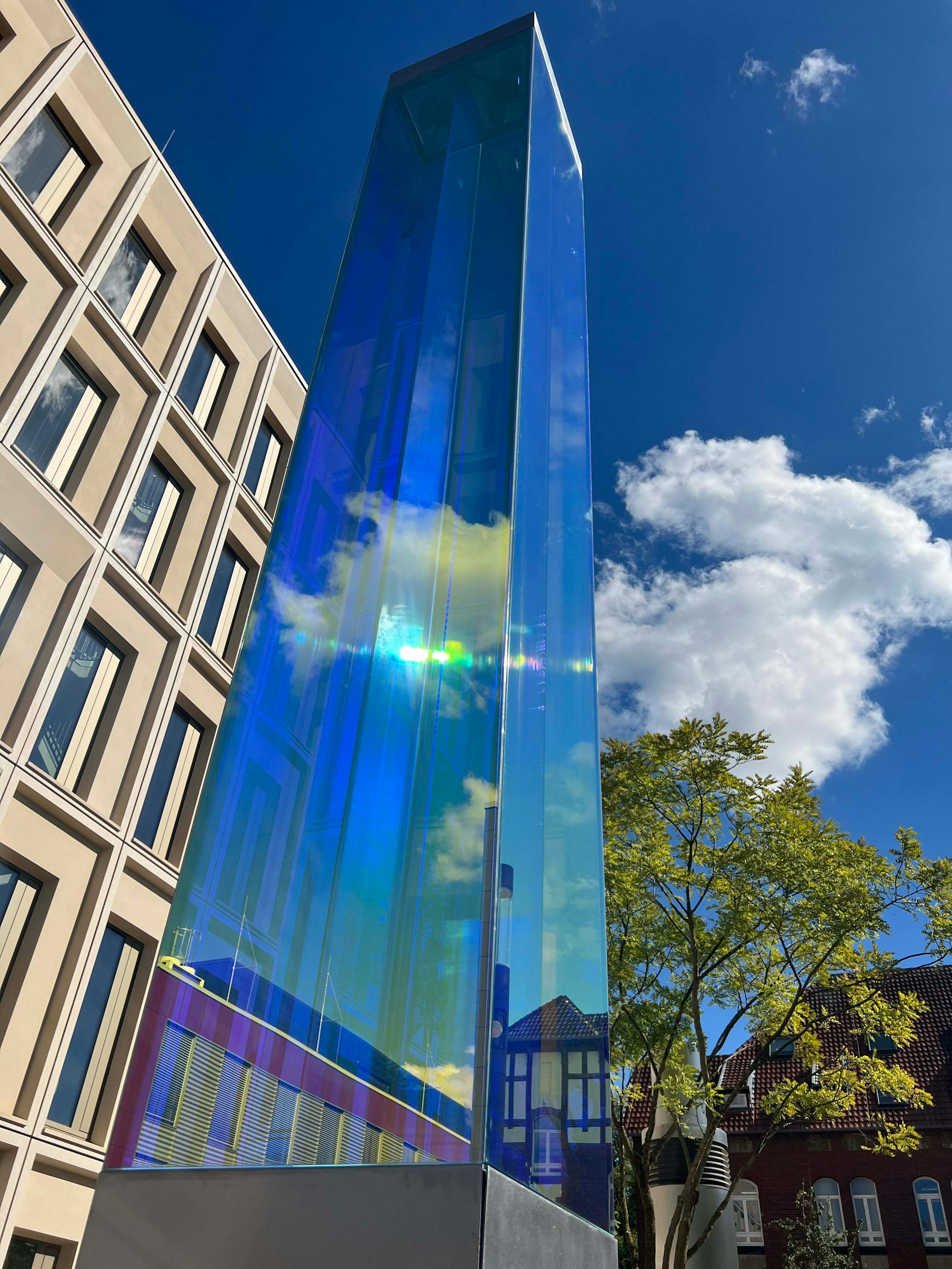 Die Skulptur leuchtet blau.