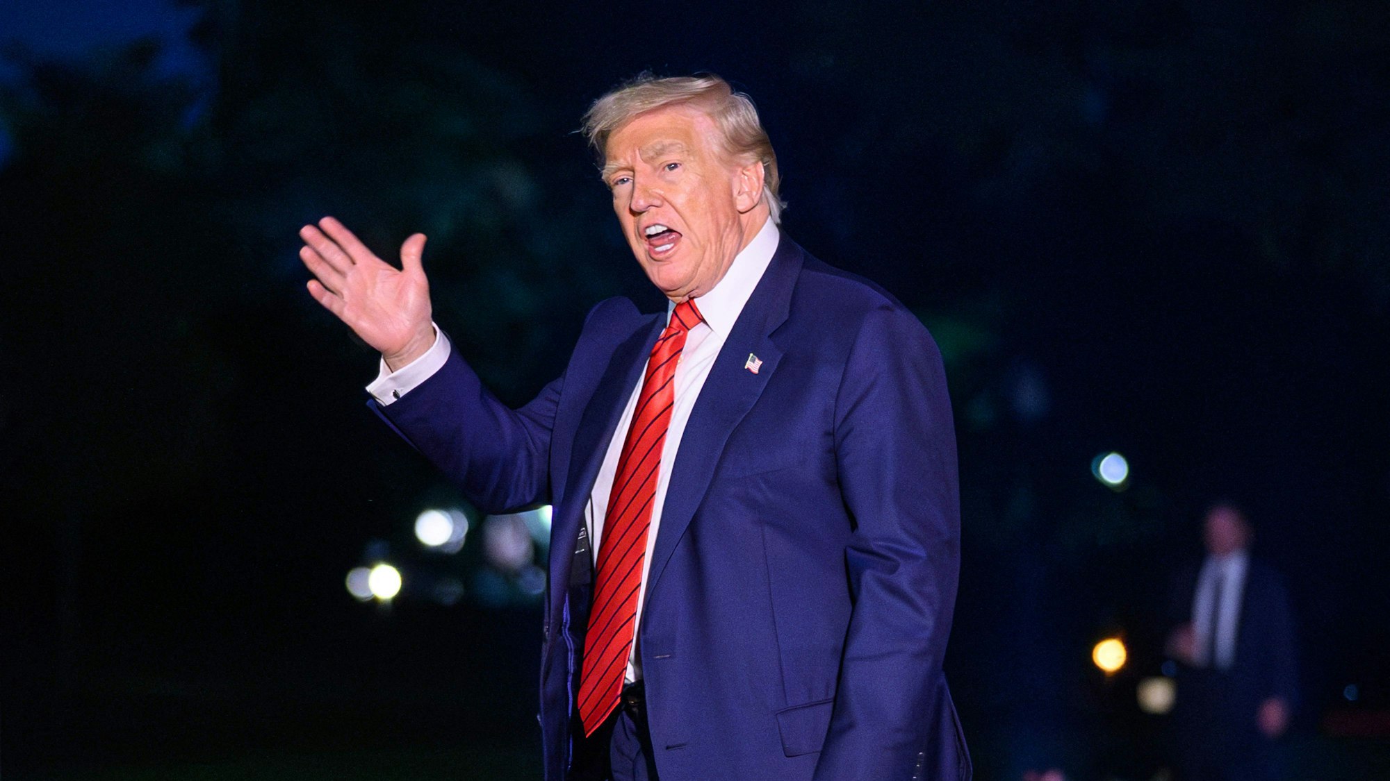 US President Donald Trump waves as he walks across the South Lawn upon return to the White House in Washington, DC on August 3, 2025 after spending the weekend at his Bedminster residence. (Photo by Mandel NGAN / AFP)