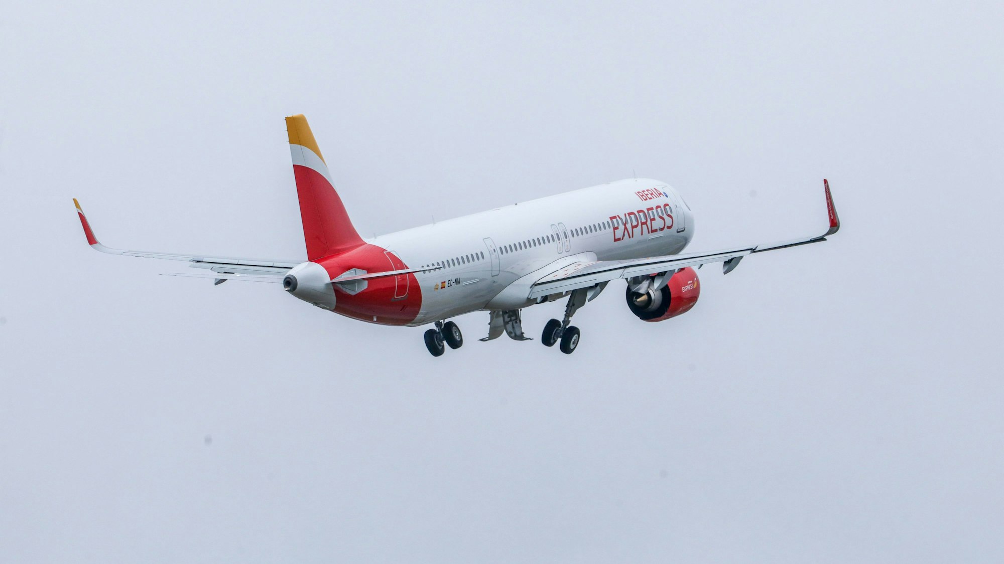 Ein Airbus A321 der Iberia Express im Landeanflug.