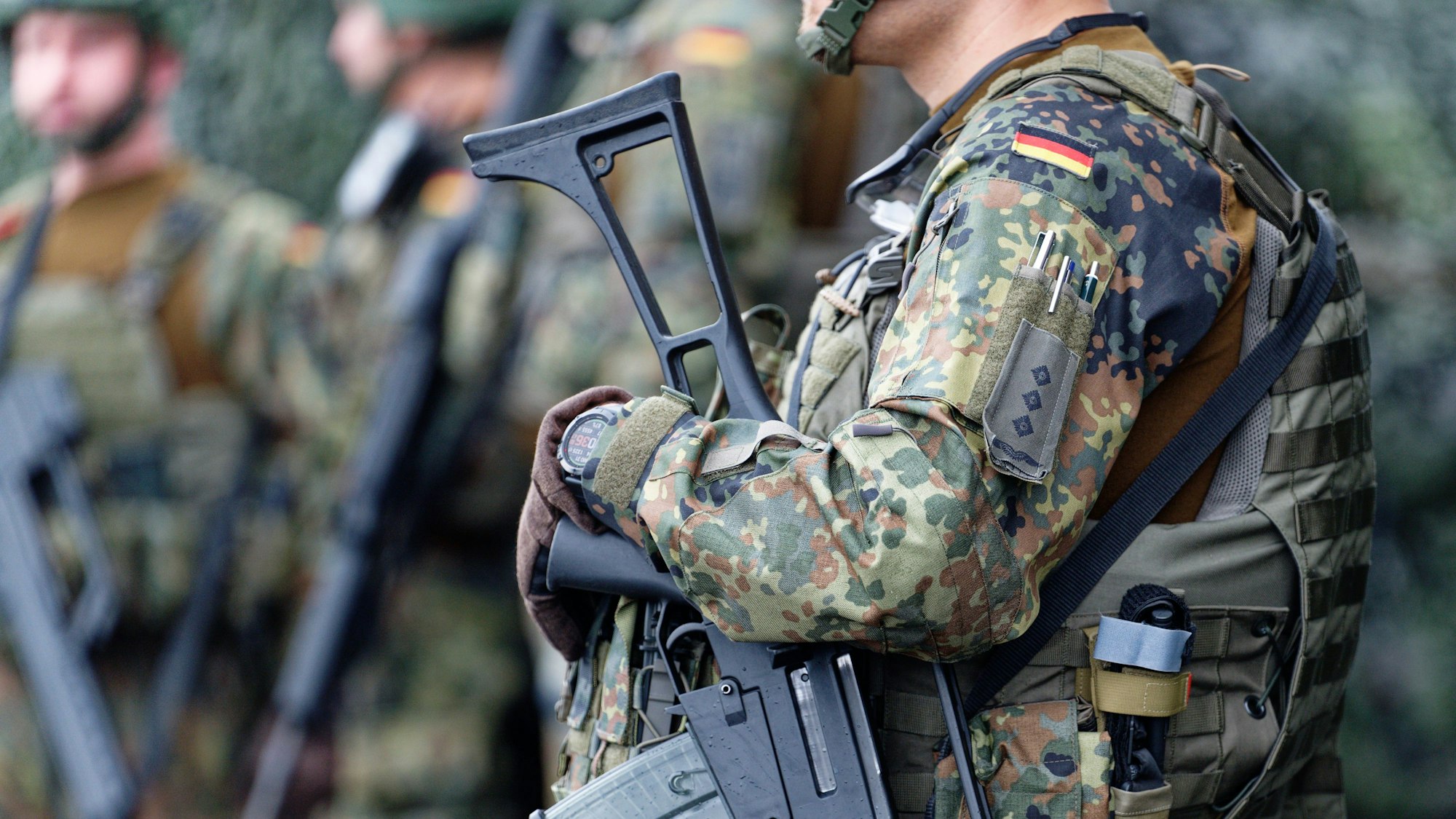 Soldaten stehen beim Antrittsbesuch von Verteidigungsminister Pistorius beim militärischen Organisationsbereich (OrgBer) Cyber- und Informationsraum (CIR) am Standort Rheinbach auf dem Gelände.