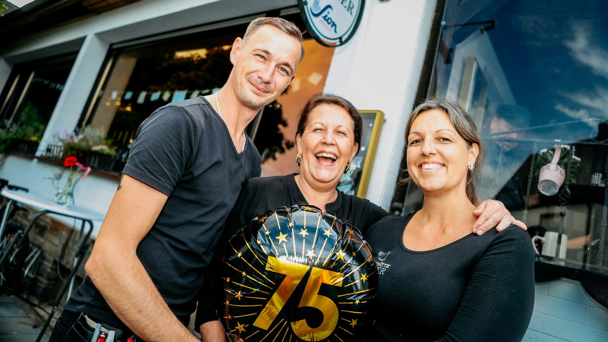 Die Gaststätte Kaiser feiert 75. Jubiläum: Kellner Björn Czech (v.l.), Chefin Birgit Kaiser und Tochter Kathrin Zippert.