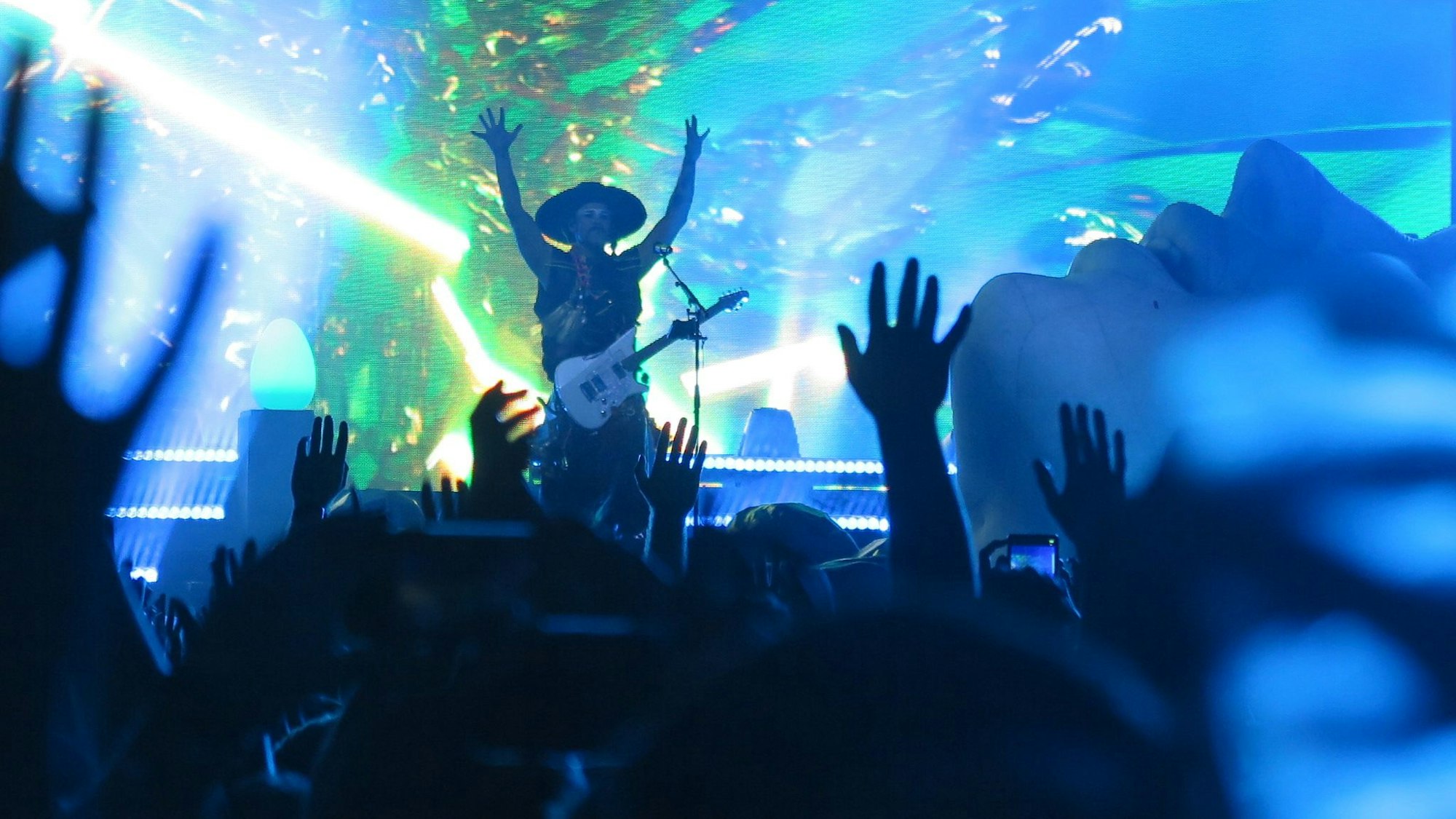 Das Bild zeigt das Bühnenbild des Konzerts.