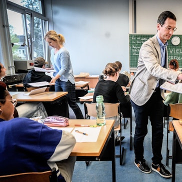 In NRW fehlen die meisten Schulleiter und Schulleiterinnen. Das Bild zeigt Lehrkräfte in einer Schule in Essen. Foto: Kerstin Kokoska/ FUNKE Foto Services/Imago