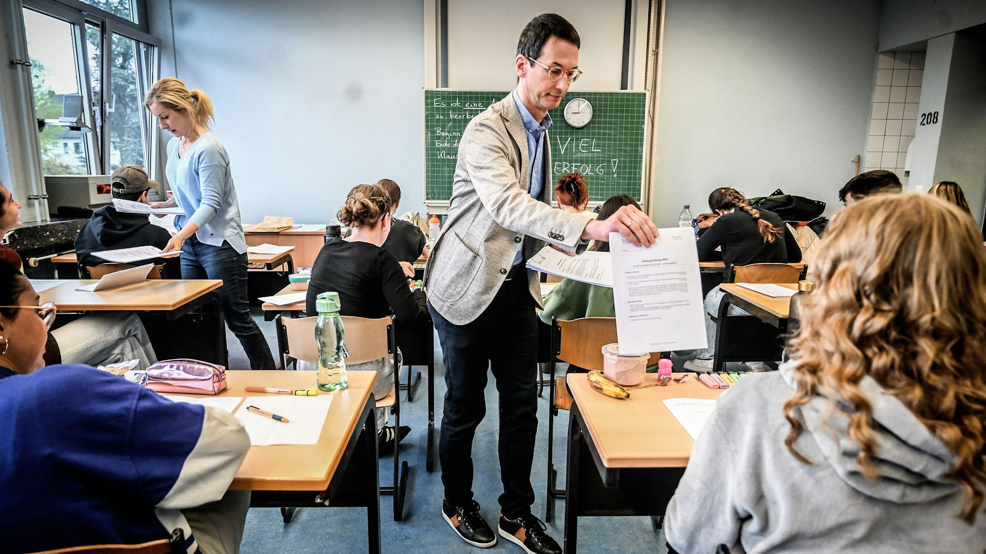 In NRW fehlen die meisten Schulleiter und Schulleiterinnen. Das Bild zeigt Lehrkräfte in einer Schule in Essen. Foto: Kerstin Kokoska/ FUNKE Foto Services/Imago