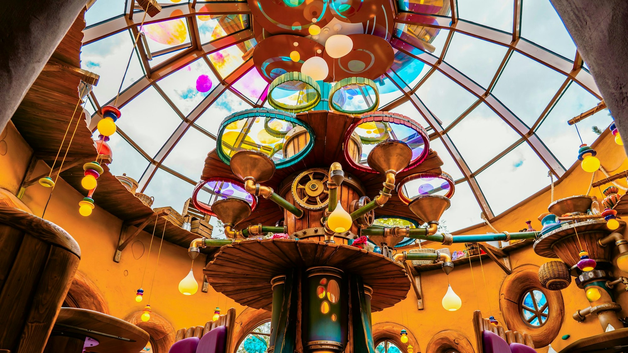 Das Bild zeigt ein fantasievolles und bunten Bild einer Kuppel.