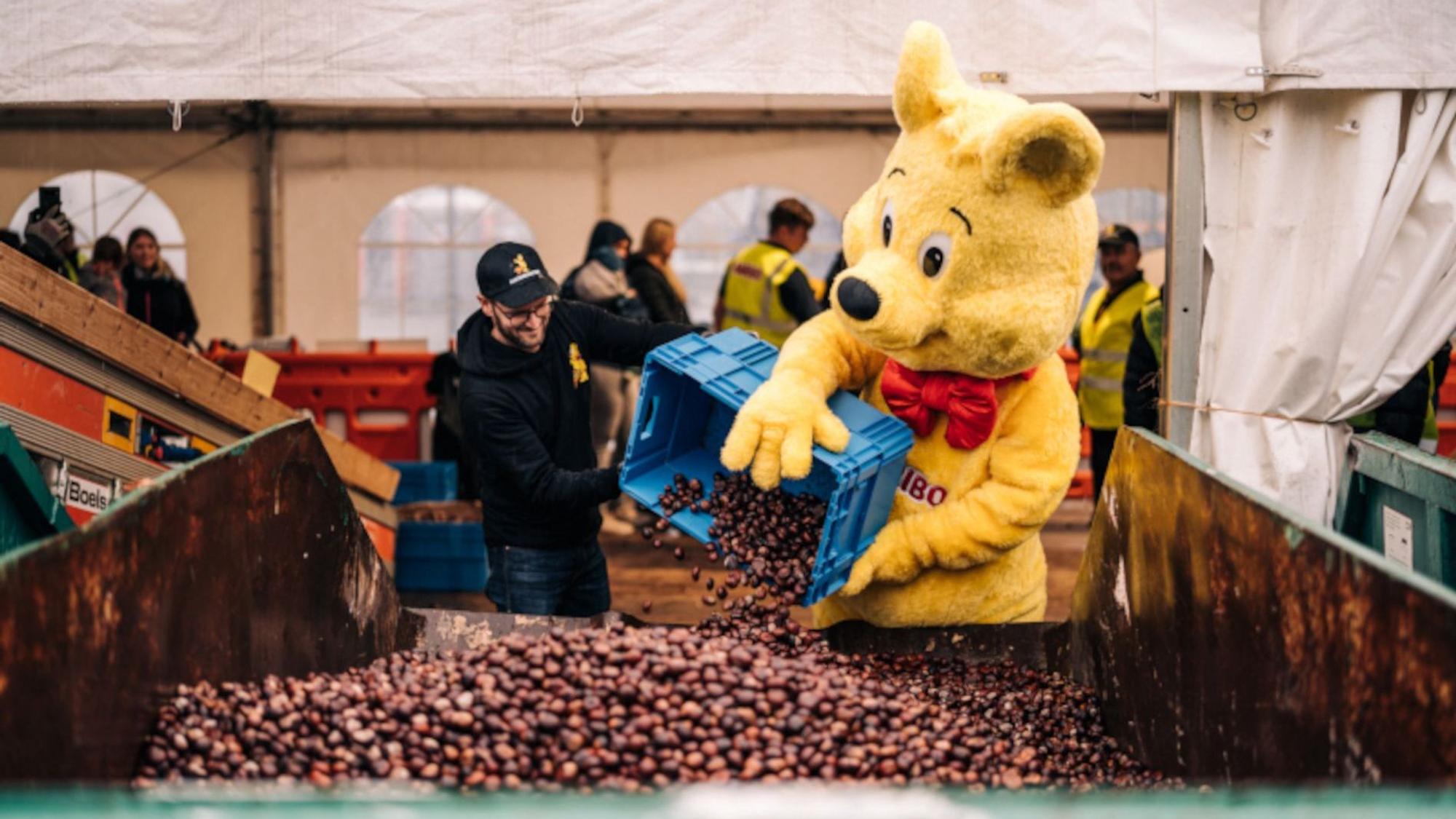 Der Haribo-Goldbär hilft bei der Kastanien-Aktion 2022. Für 2025 musste das Unternehmen die beliebte Aktion leider absagen.