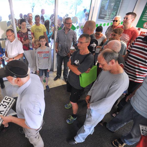 3. August 2015: Die Schlangen beim Straßenverkehrsamt waren lang, als die ersten Nummernschilder mit „OP“ wieder ausgegeben wurden.