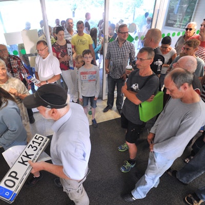 3. August 2015: Die Schlangen beim Straßenverkehrsamt waren lang, als die ersten Nummernschilder mit „OP“ wieder ausgegeben wurden.