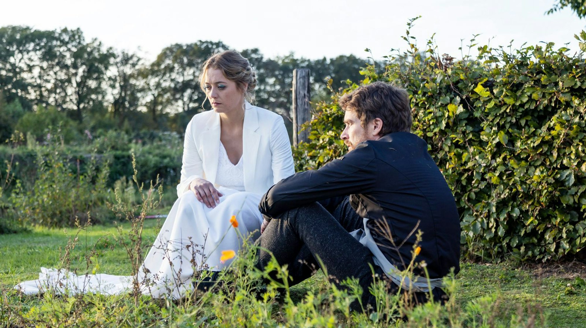 Saskia (Hanna Plaß) und Paul (Anton Spieker) stehen kurz vor dem Nervenzusammenbruch. Können sie ihre Beziehung retten und wieder zueinanderfinden. Oder droht ihre Hochzeit endgültig zu scheitern? (Bild: ARD Degeto Film/Michel Vertongen)