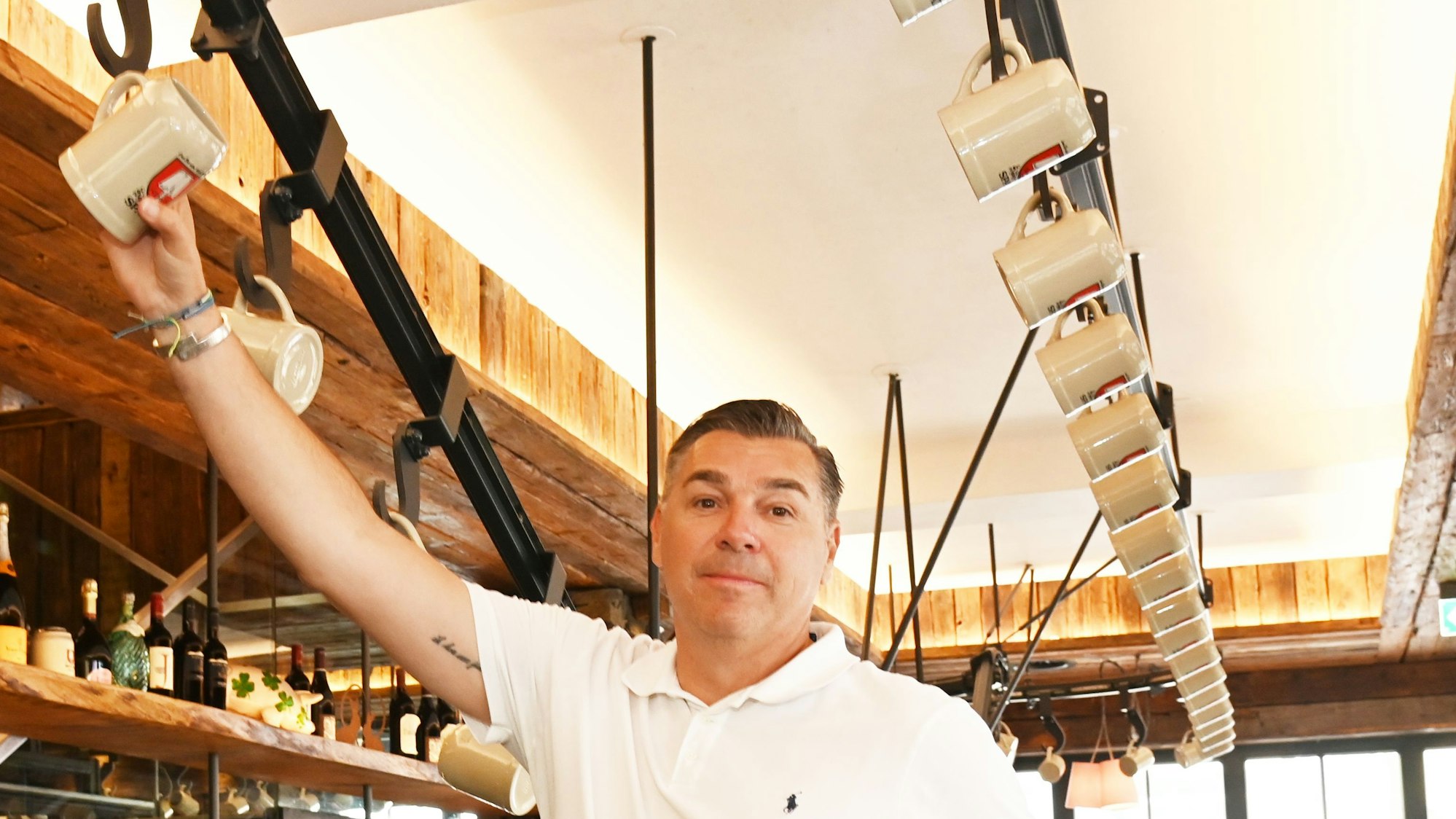 Das Bild zeigt Geert Dilien am Bierkurg-Fließband.