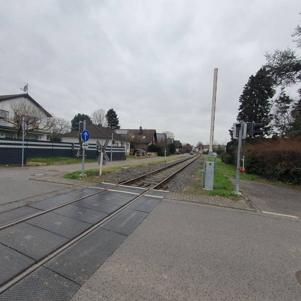 Die geplante Stadtbahnlinie17 soll in Niederkassel auf der Trasse der RSVG-Güterbahn auch durch Wohngebiete führen.