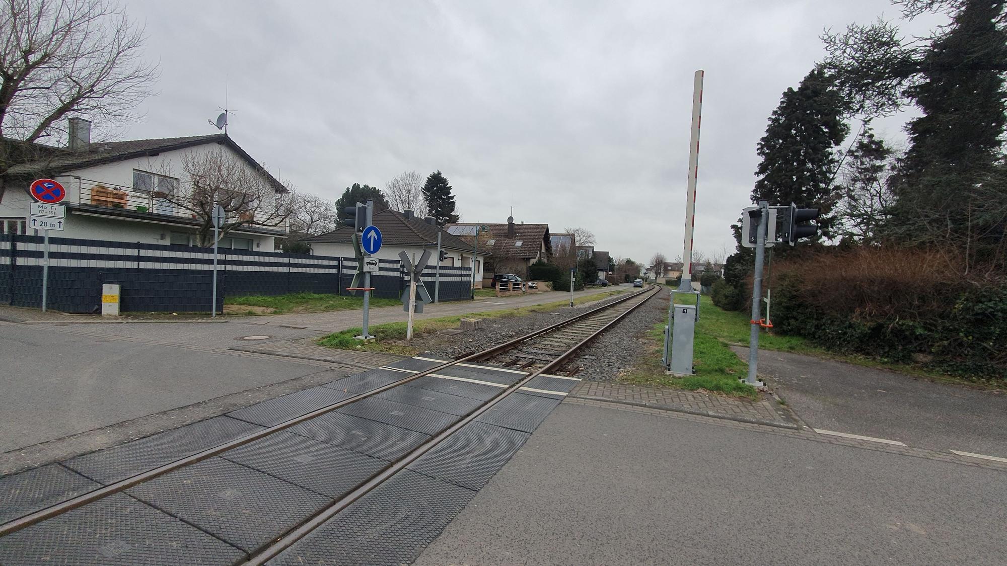Die geplante Stadtbahnlinie17 soll in Niederkassel auf der Trasse der RSVG-Güterbahn auch durch Wohngebiete führen.