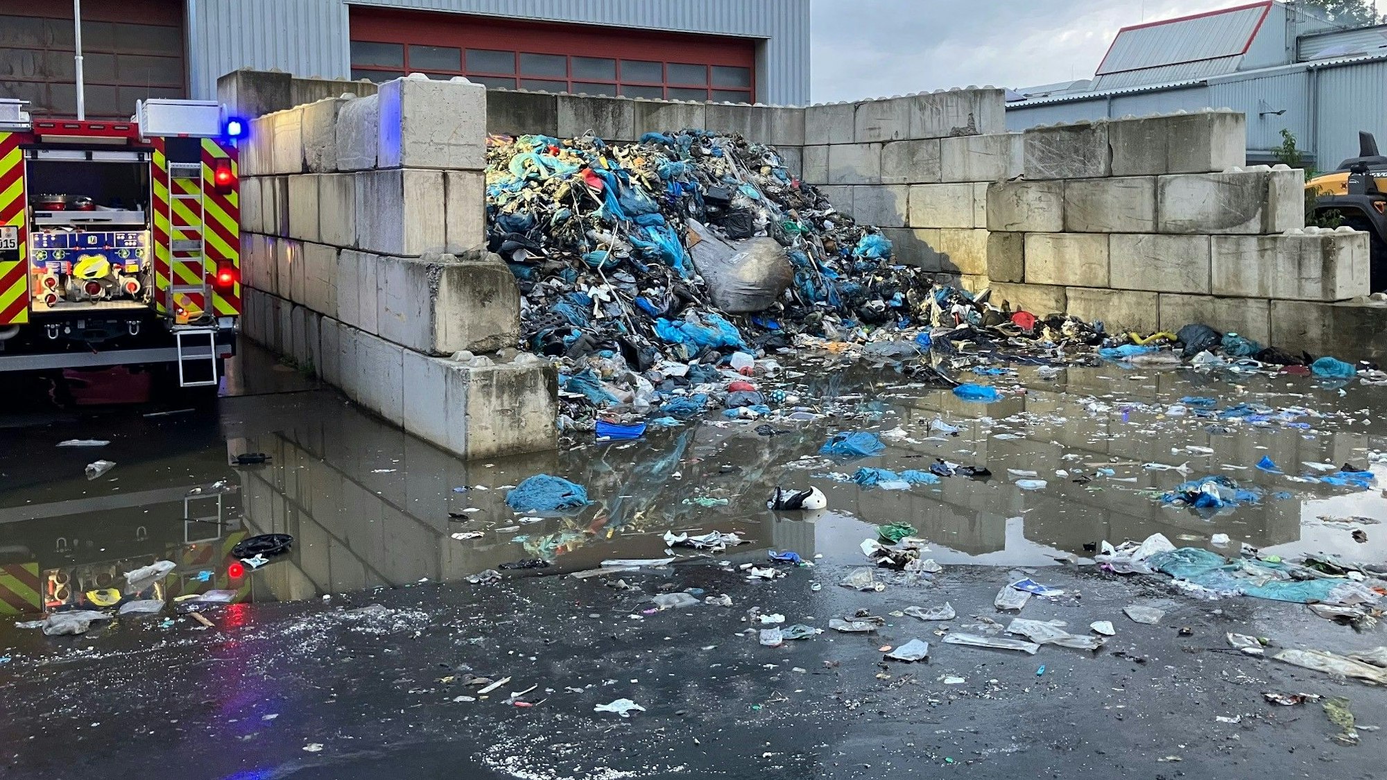 Brand in einem Restmüllbunker der RSAG in Troisdorf.