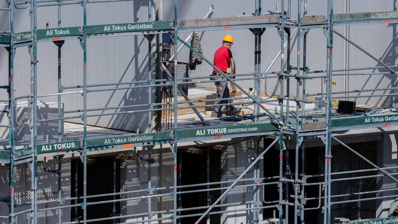 Bauarbeiter arbeiten an einem Rohbau für Eigentumswohnungen im Stadtteil Ehrenfeld.