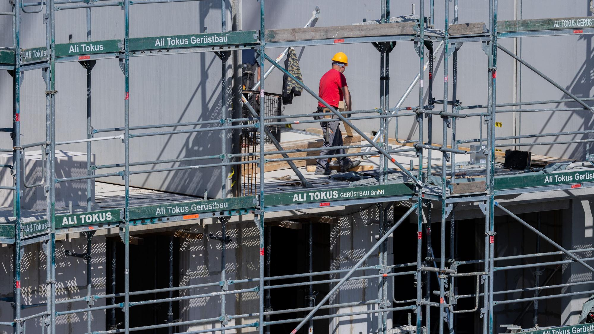 Köln: Bauarbeiter arbeiten an einem Rohbau für Eigentumswohnungen im Stadtteil Ehrenfeld.