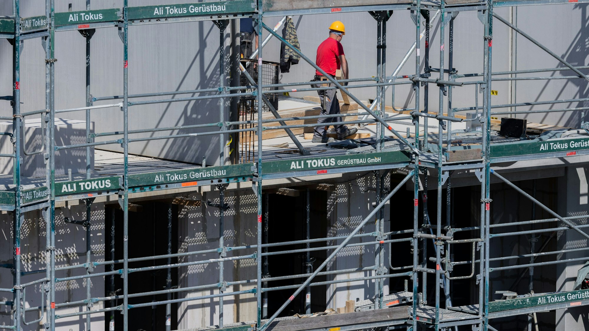 Bauarbeiter arbeiten an einem Rohbau für Eigentumswohnungen im Stadtteil Ehrenfeld.