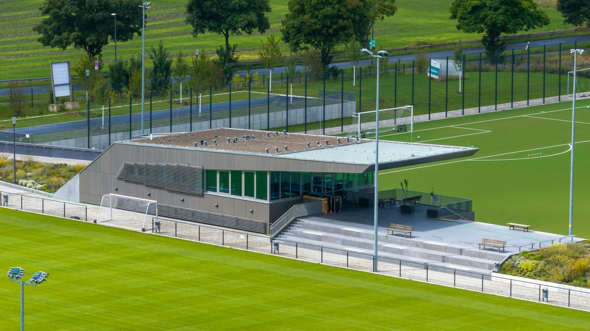 Blick auf die neue Sportanlage an der Kapellenstraße in Köln-Rondorf.