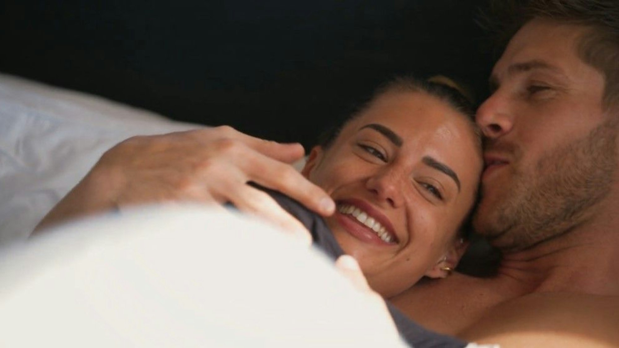 Am nächsten Morgen scheint der Knoten zwischen Lena und Martin geplatzt. Die beiden liegen Arm im Arm im Bett. Martin küsst Lena auf die Stirn.