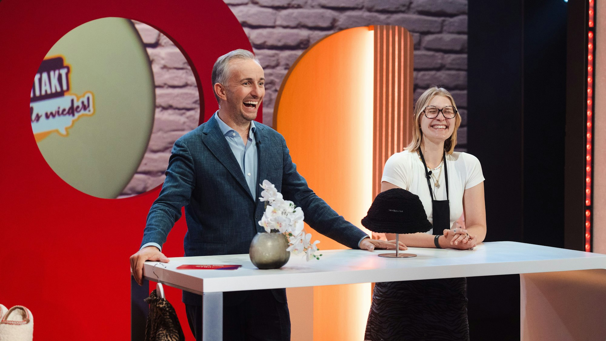 Jan Böhmermann und Kandidatin Goda in der "Sendung Lass dich überwachen!"