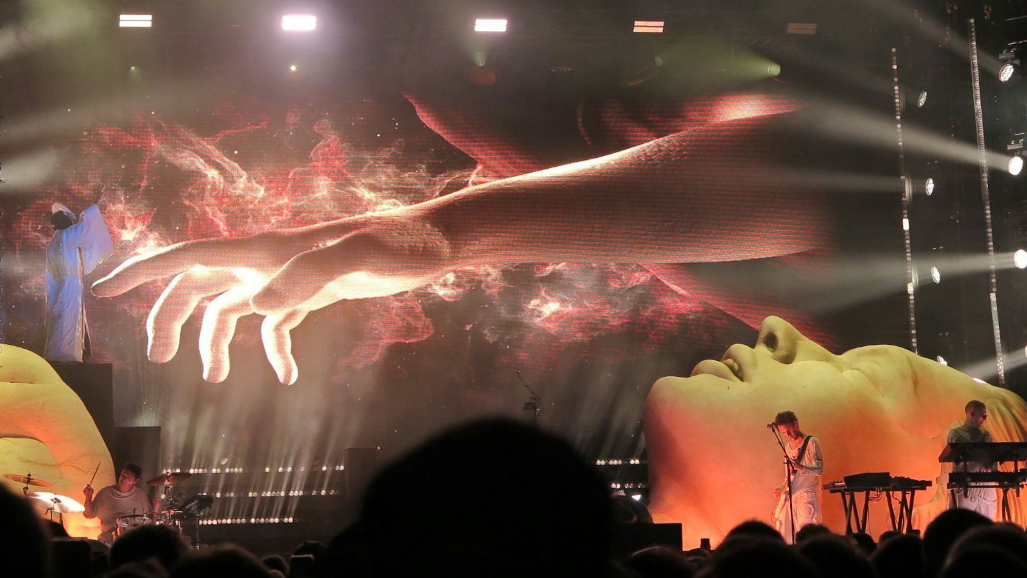 Das Bild zeigt das Bühnenbild des Konzerts.