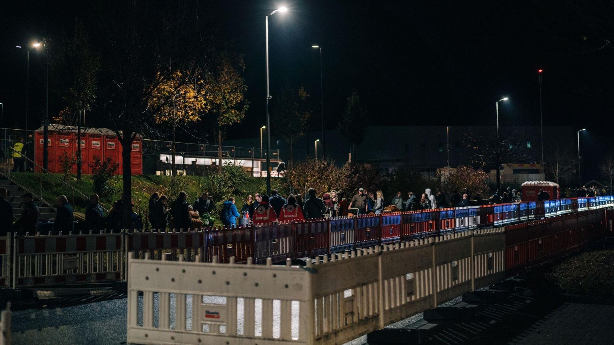 Bereits ab 4 Uhr morgens stehen die Sammlerinnen und Sammler vor dem Werksgelände von Haribo, um Kastanien gegen Süßigkeiten zu tauschen.