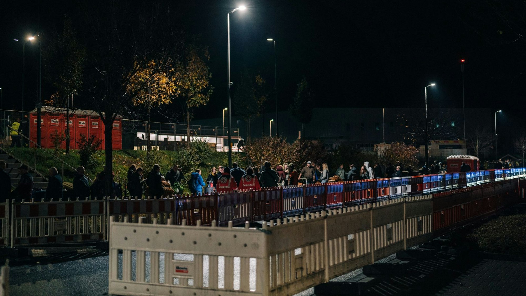 Bereits ab 4 Uhr morgens stehen die Sammlerinnen und Sammler vor dem Werksgelände von Haribo, um Kastanien gegen Süßigkeiten zu tauschen.